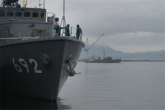 【前編】海上自衛隊掃海部隊「雨上がり函館港一斉出港」_e0150566_234079.jpg