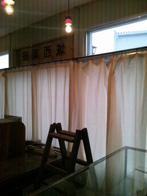 机のひきだし修理とカーテン完了とお支払い完了_c0246783_22125666.jpg