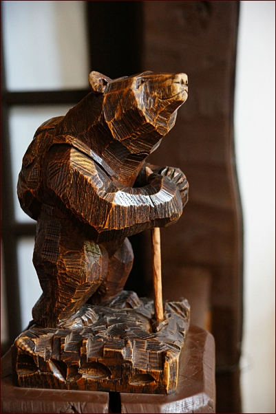 八ヶ岳高原ヒュッテ アイヌ木彫り熊のルーツはスイスだった