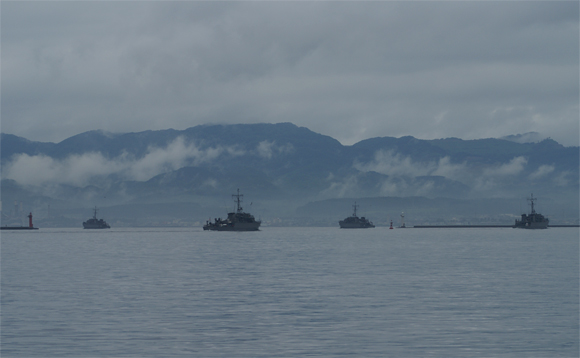 【前編】海上自衛隊掃海部隊「雨上がり函館港一斉出港」_e0150566_1122990.jpg