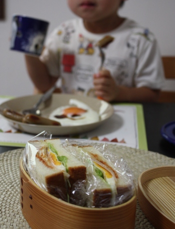 目玉焼きサンド、うどん、海老カレー_f0120980_22543581.jpg