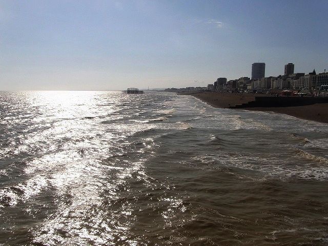 再びブライトンの海岸を歩く 6月18日 Brighton, UK_a0183811_61955100.jpg