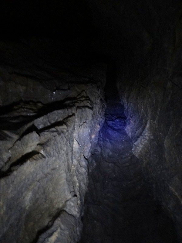 剣山　洞窟探検　　　鎖の行場　「おくさり」_b0124306_21103914.jpg