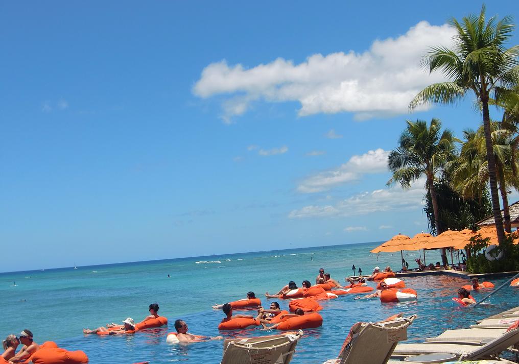 ハワイ旅行 シェラトンホテルのプール さきゃえのb級人生