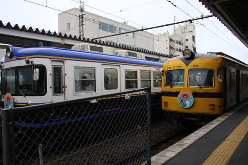 「伊勢女さん」の”正夢”!?:2本の青い線に真ん中に黄色線の電車とは?_e0171614_12414860.jpg