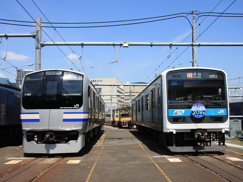 「伊勢女さん」の”正夢”!?:2本の青い線に真ん中に黄色線の電車とは?_e0171614_12424860.jpg