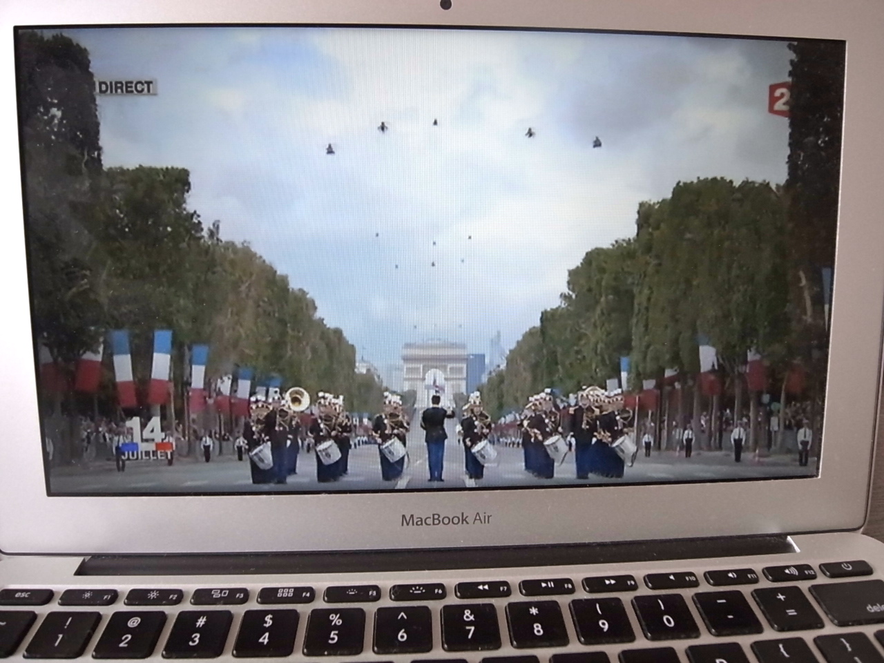 Parade du 14 Juillet 2012 vu de chez moi - パリ祭、パリ郊外の自宅から。_a0231632_19591848.jpg