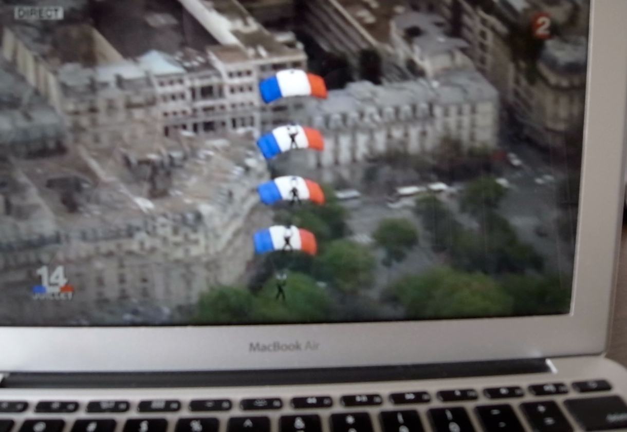 Parade du 14 Juillet 2012 vu de chez moi - パリ祭、パリ郊外の自宅から。_a0231632_207257.jpg