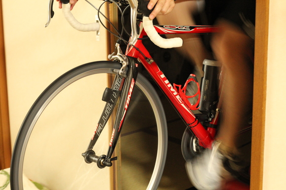 家の中で自転車をこぐと 福と笑