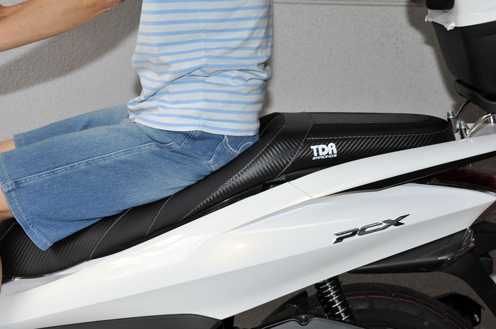 ホンダPCX カスタムシート交換作業録_a0042310_0111287.jpg