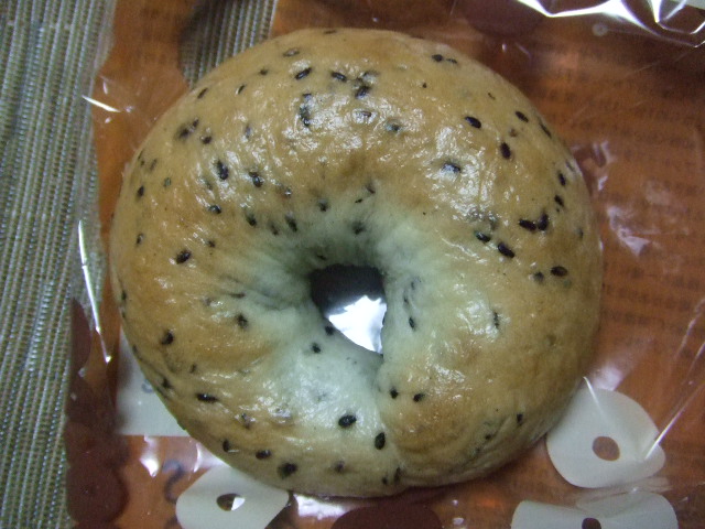 エルクアトロギャッツ 黒ゴマごま_f0076001_1193248.jpg