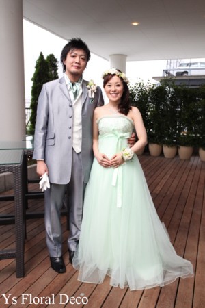 お色直しに花冠とリストレット 薄いグリーンのドレスに_b0113510_2325347.jpg