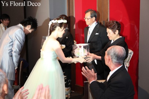 お色直しに花冠とリストレット 薄いグリーンのドレスに_b0113510_23255076.jpg