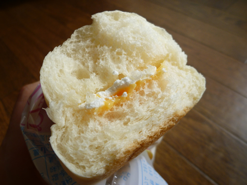 【菓子パン】白いコッペパン マンゴー＆ホイップ＠ヤマザキ_c0152767_2155784.jpg