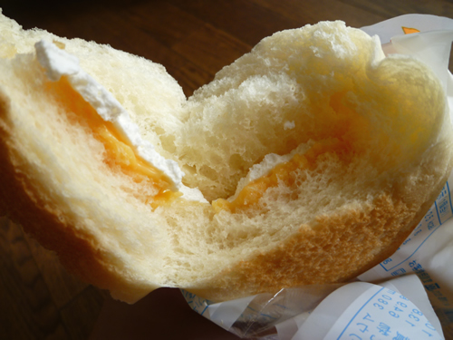 【菓子パン】白いコッペパン マンゴー＆ホイップ＠ヤマザキ_c0152767_21561368.jpg