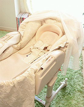 【赤ちゃんのベッド☆ 〜その1〜】(幸せミニベッド ベビースウィング 睡眠幌HIDX)_d0224894_14225381.jpg