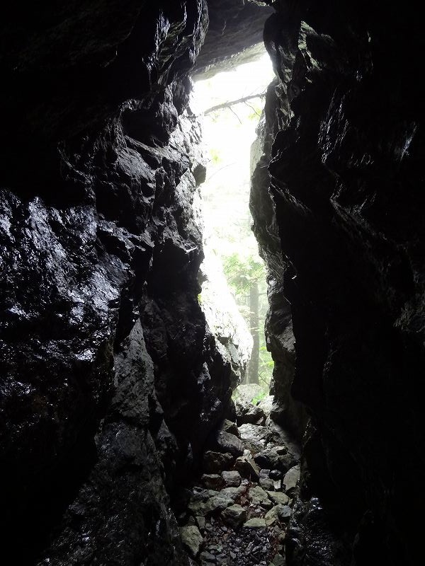剣山　洞窟探検　　　鎖の行場　「おくさり」_b0124306_1731021.jpg