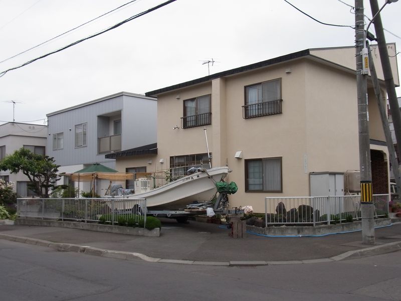 住宅街の船_c0025115_2034037.jpg