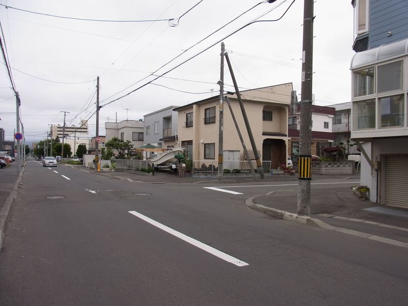 住宅街の船_c0025115_2034220.jpg