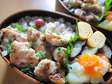 ７月１８日　やわらか鶏の塩麹丼弁当_b0260278_1017132.jpg