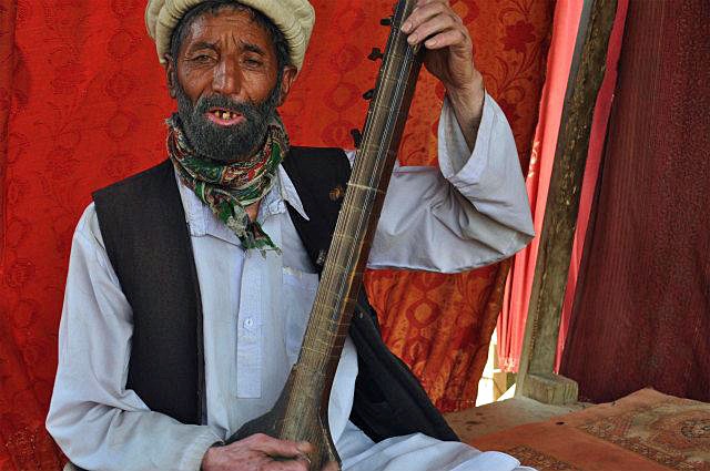 アフガニスタン カブール中心地を離れて　楽器を奏でるお爺さん_d0106555_8473940.jpg