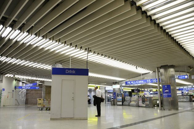 関西は節電意識まるでなし?仰天のJR新大阪駅_e0171573_2183381.jpg