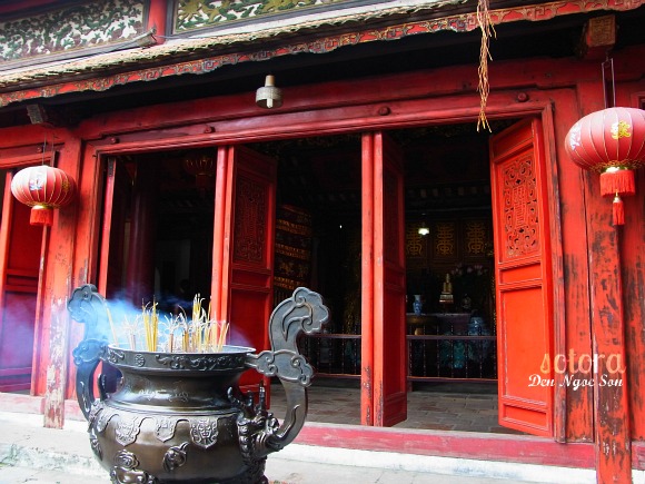 静かなる玉山祠 Den Ngoc Son_e0248598_23135548.jpg