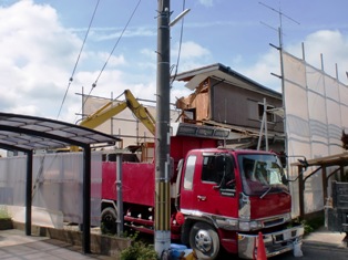 解体工事着工です_f0163105_16465796.jpg
