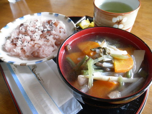 くじら汁と甘納豆の赤飯のセット@茶房菊泉。_d0156358_17162040.jpg