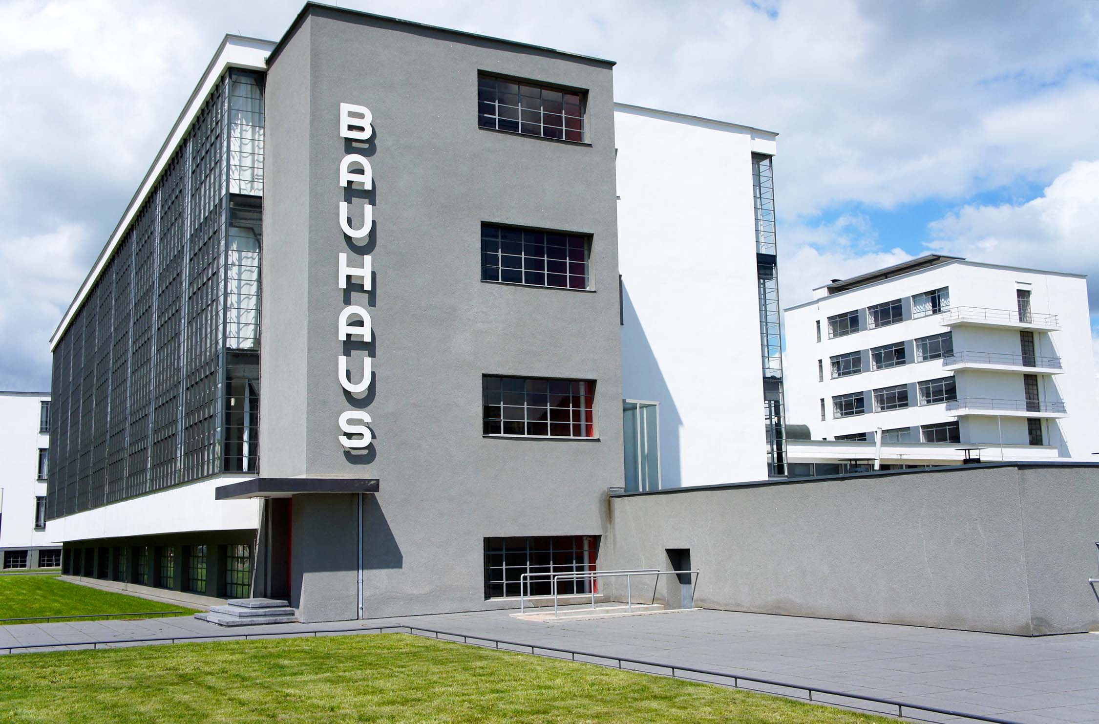 BAUHAUS の文字の安定感 : デザインの現場 小林章の「タイプ