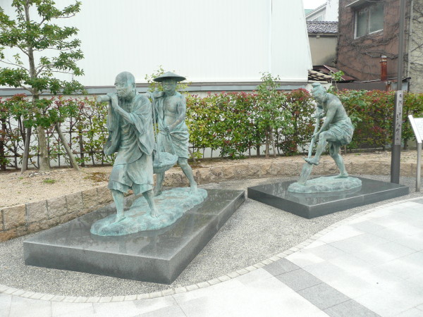 敦賀散策記 その1 お砂持ち神事の銅像 in 氣比神宮前_b0118987_1834611.jpg
