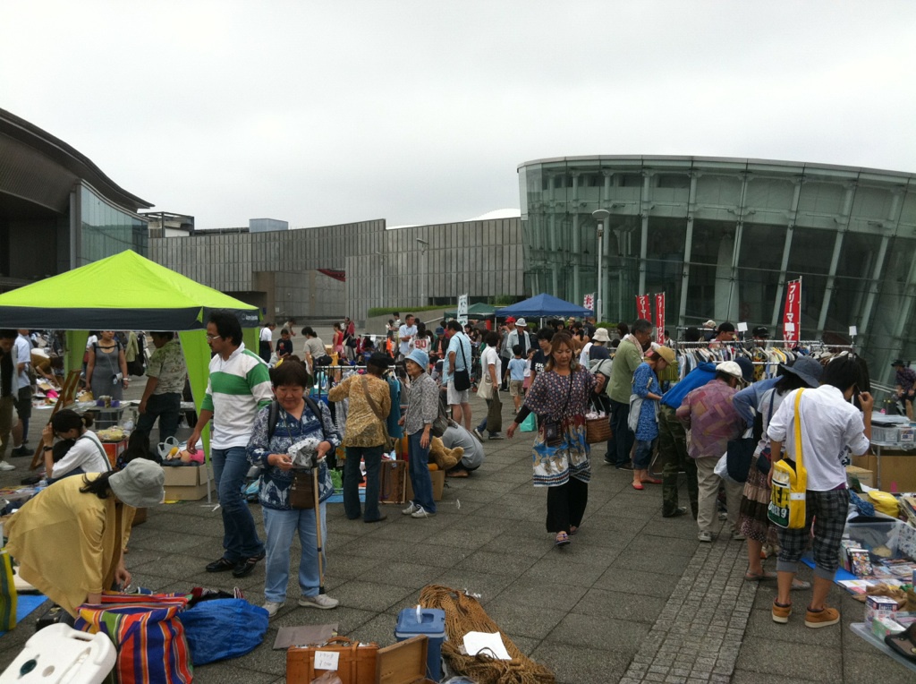 横浜国際プールでフリマ 東京リサイクル運動市民の会 横浜国際プールでフリマ 東京リサイクル運動市民の会