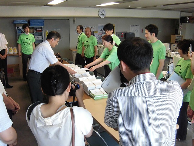 浜岡再稼動を問う県民投票に向けて富士市での署名18,105名分を提出　_f0141310_62474.jpg