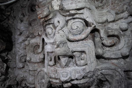 米ブラウン大学の考古学者チーム、マヤ文明“夜の太陽の神殿”を発見_e0171614_2032759.jpg