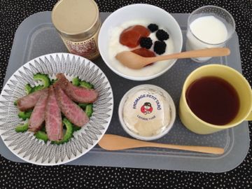 朝ごはん 弓削牧場のプティタロー 杏のコンポート 庭のブラックベリー_e0134337_856371.jpg