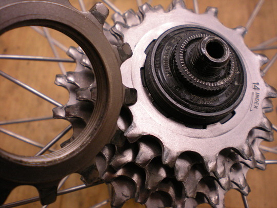 今ならほぼ即納！ トップねじ式 dura ace CS－7400－6 取り外し方 パーツ