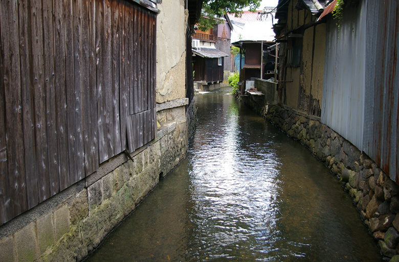 古い商家脇の水路_f0130879_23582666.jpg