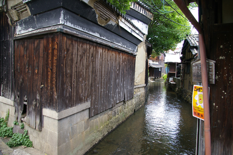 古い商家脇の水路_f0130879_2358311.jpg