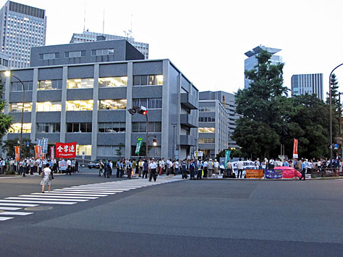 ”沖縄へのオスプレイ配備中止を求める署名” 第１回提出 首相官邸前行動_a0188487_10393836.jpg