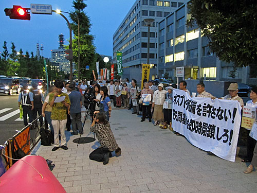 ”沖縄へのオスプレイ配備中止を求める署名” 第１回提出 首相官邸前行動_a0188487_10395549.jpg