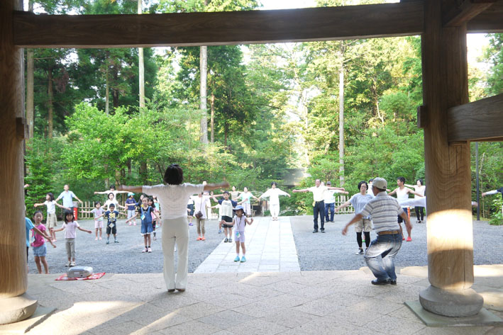 １２年の夏休みから円覚寺山門前で朝のラジオ体操スタート_c0014967_13371581.jpg