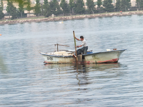 早朝、湖岸の風景_d0182277_6413481.jpg