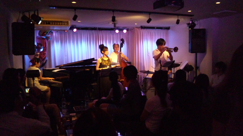 土曜日 今日は石川裕海ライブ♪_b0115606_123136.jpg