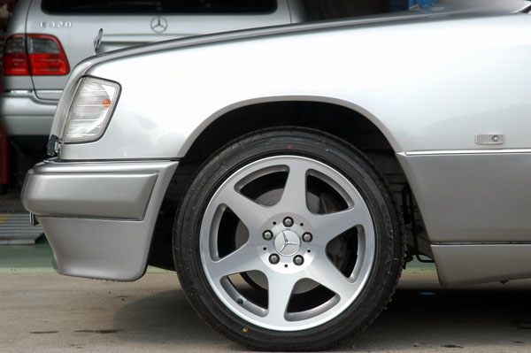 希少品】メルセデスベンツ W124 E500 Limited 純正 17in 8.25J+