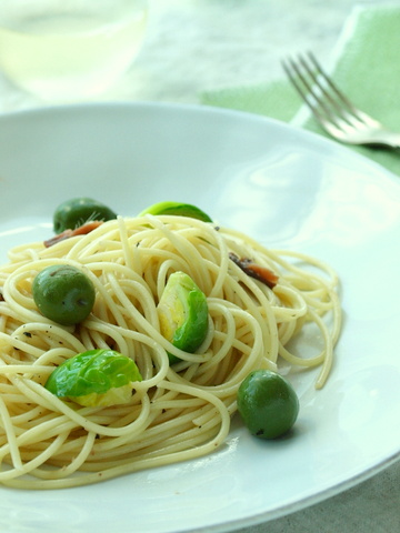 Green Olive & Brussel Sprouts Spaghetti　_d0256347_17364484.jpg