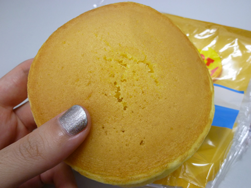 【菓子パン】ホットケーキサンド なめらかチーズクリーム&ハニーマーガリン風味クリーム@ヤマザキ_c0152767_23212810.jpg