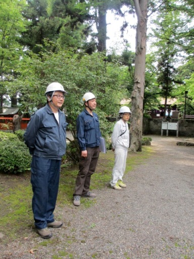 職人の技ー山梨市の大井八幡神社の桧皮葺きの屋根 絵本作家 仁科幸子 職人の技ー山梨市の大井八幡神社の桧皮葺きの屋根 絵本作家 仁科幸子