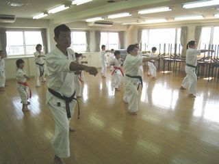 日曜空手は新川教室　新しい仲間募集中です!_c0118332_17322459.jpg
