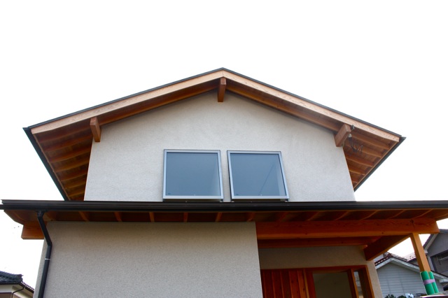 切妻の家 そとん壁バージョン そりっど設計室 新潟で材木屋による無垢材の家づくり 建築家