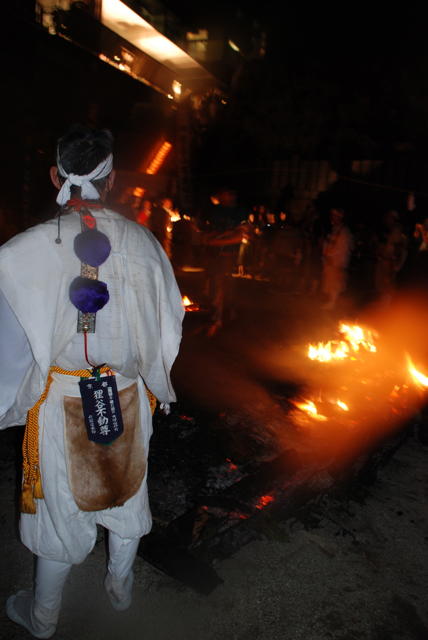 狸谷山不動院の火渡り祭_a0006267_2223511.jpg